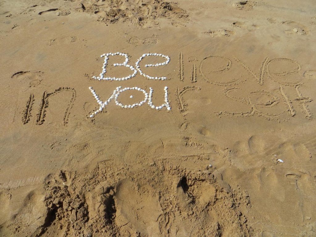 foto di scritta sulla spiaggia per spiegare che il kinesiologo porta alla consapevolezzza di sè