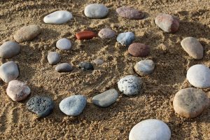 Sassi che formano una spirale per spiegare che la kinesiologia è una disciplina olistica