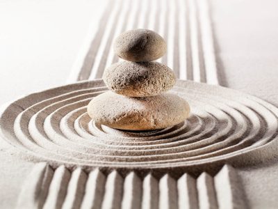 pietre in equilibrio su sabbia